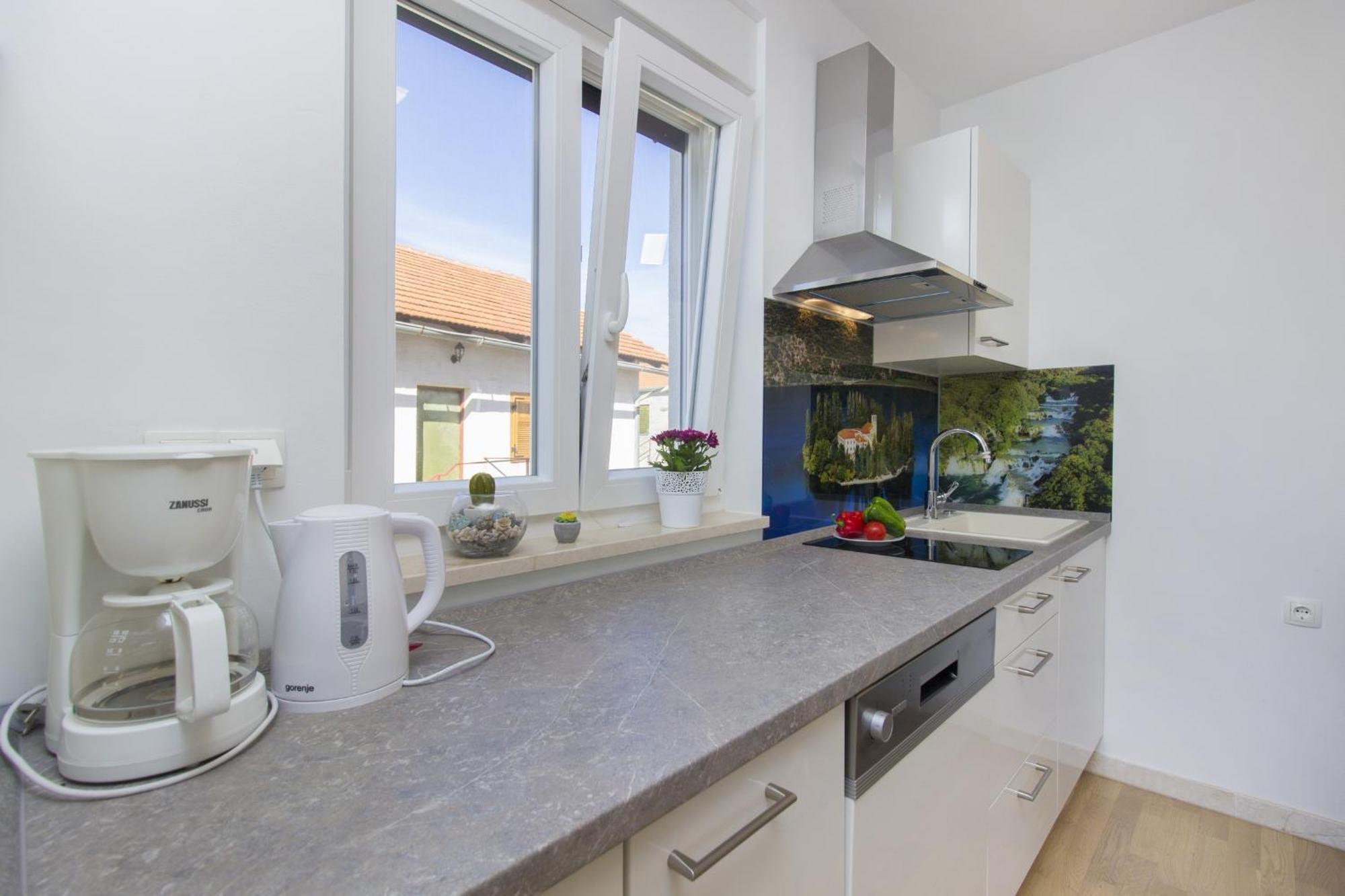 Apartments Luka Vodice Phòng bức ảnh